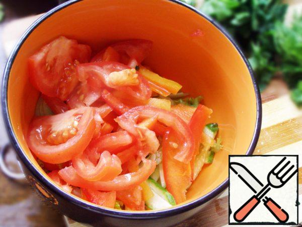 Put the tomatoes in a salad bowl with the rest of the vegetables.