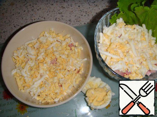 Now put the eggs on a large grater and spread them with the second layer. Mayonnaise again.