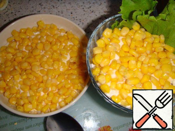 Now the easy part! A jar of corn and pineapples (I took the pieces, they do not need to be cut). Spread the third layer of corn, mayonnaise.