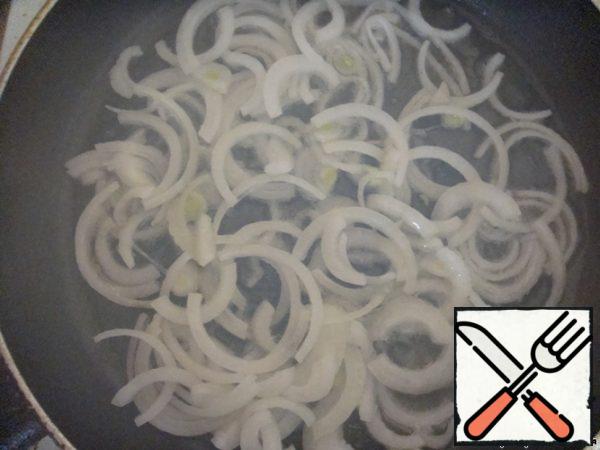 Fry the onion in a pan with vegetable oil until Golden.