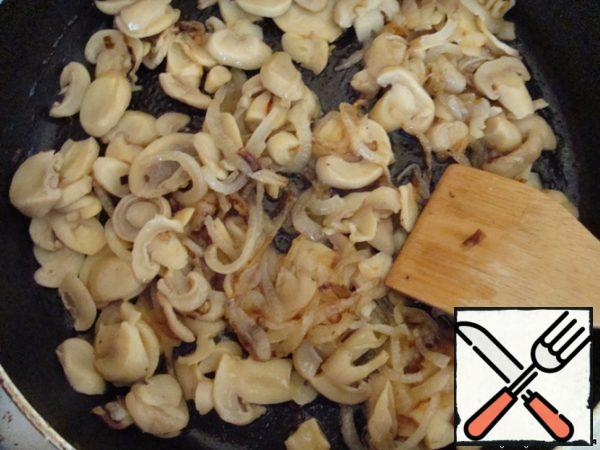 Add the chopped mushrooms to the onion. And fry together until the mushrooms are slightly browned.