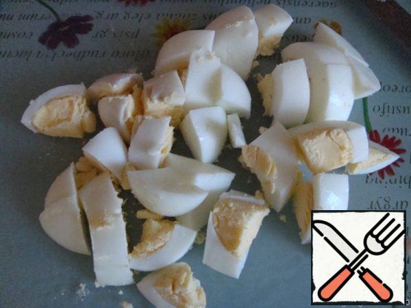 Cut the boiled eggs into large pieces.