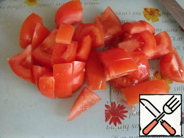 Cut the tomato into large squares.