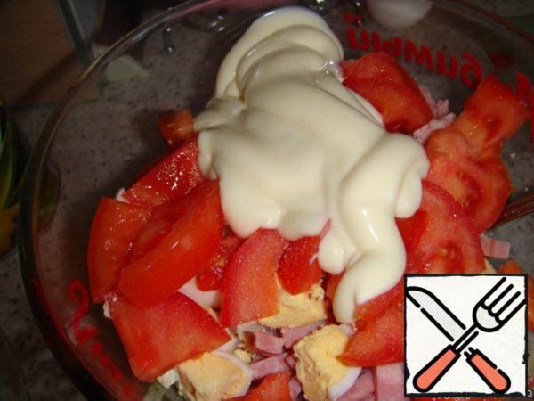 Now we combine all the ingredients of our salad and add mayonnaise, salt to taste.
