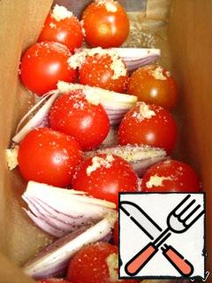 Preheat the oven to 200 g. Line a baking tray or baking dish with baking paper. Put the tomatoes and onions on it. Drizzle with olive oil, squeeze out the garlic on top, sprinkle with sugar, salt and pepper. Put in the oven for 20 minutes. Tomatoes should become soft, but keep their shape.