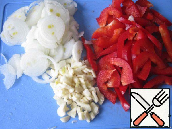 Cut sweet bell pepper, onion and garlic.