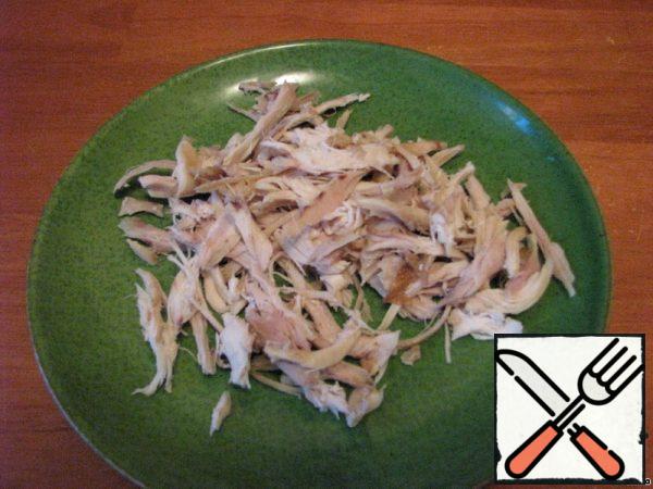 Boil the chicken breast and cool it.
You can use smoked breast, but it will not be so dietary and will slightly change the taste of the whole salad.
To disassemble the fibers