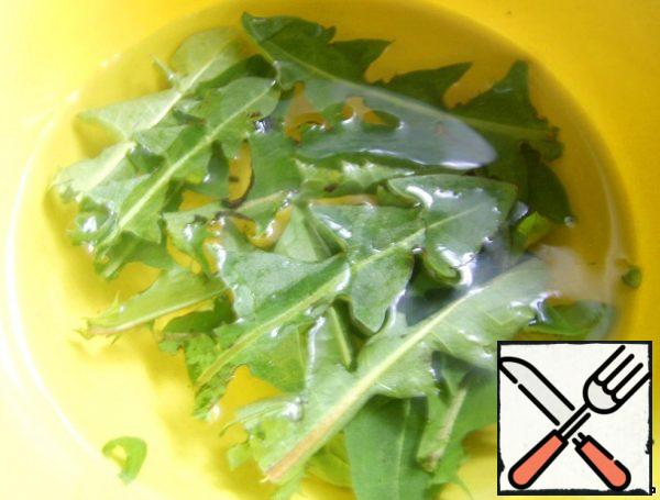 The leaves of a young dandelion are well washed, covered with boiling water or soaked for 20-30 minutes in slightly salted water.
Get it out and dry it.