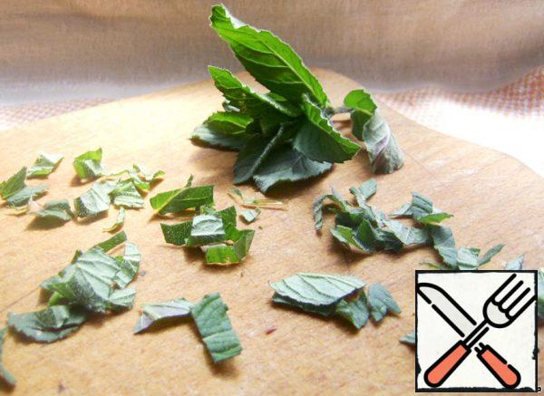 Chop the mint leaves.