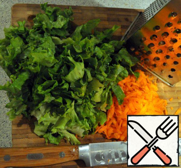 Cut the salad, you can tear it with your hands, grate the carrots on a large grater.