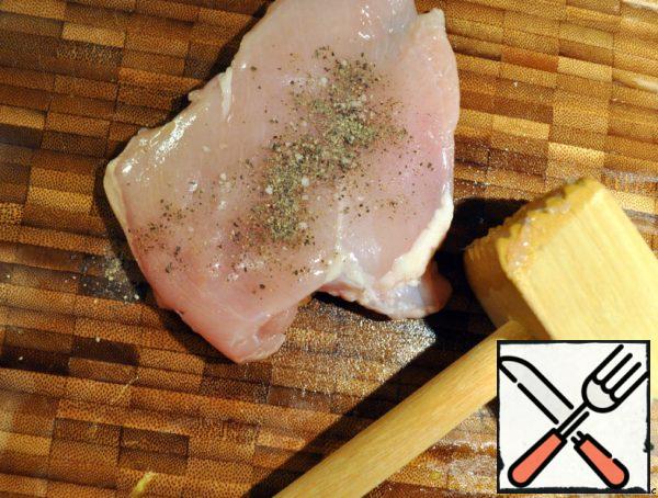 Chop the chicken breast and season with salt and pepper.