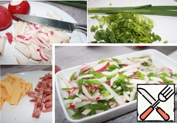 Cut the cheese, radish and sausage into strips. Chop the onion.Mix the onion and radish, sprinkle with vinegar, and lightly mash with your hands.