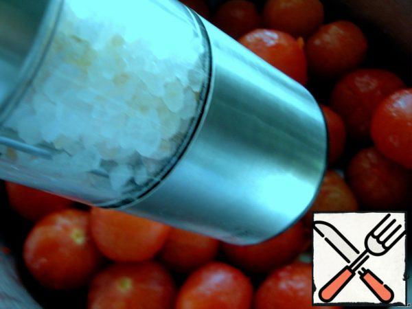 Add salt to the tomatoes and leave to stand for a while. When the juice is released, drain it.