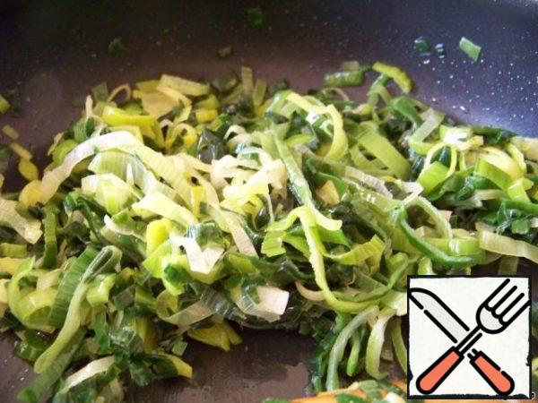 In a frying pan, heat the vegetable oil over high heat, stirring constantly, fry the onion and garlic for 3-4 minutes.
