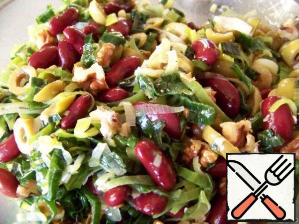 Mix the beans without liquid, olives (I cheated and bought already chopped), nuts, leeks (warm, do not wait until it cools down).
To prepare the dressing, mix olive oil, wine vinegar, add a pinch of sugar, salt and pepper to taste. Season the salad warm, stir and leave to soak for at least half an hour.