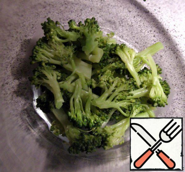 Boil the broccoli and leave the inflorescences.