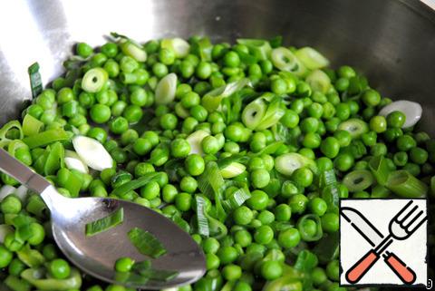Wash the green onions and cut them into thin rings. Put together with the peas and water in a saucepan or saucepan and simmer over a low heat, stirring, until the peas are ready. It takes just a few minutes.