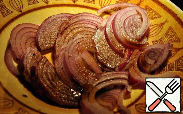 We have a salad for 5 minutes - so cut the red onion and pour the vinegar. And if there is time, you can marinate the onion for an hour in vinegar, then it will be softer. Red onion is not so hot and sweet enough, you can not pickle.