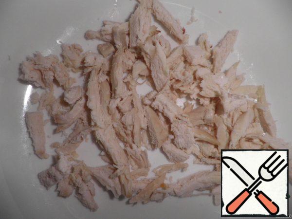 Wash the chicken Breasts and cook until tender in salted water until tender.
The Council. Chicken meat intended for making salads should be placed in hot water. This makes it more tender.
Cool the finished Breasts, remove the skin and separate the meat from the bones.
Cut the fillet into 0.5 cm thick strips.