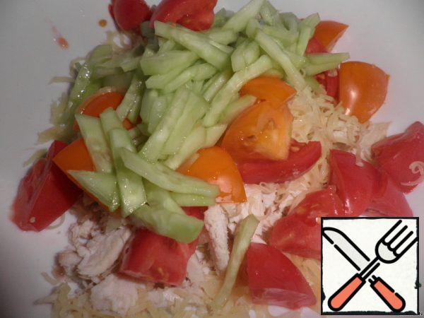 Cut the cucumbers into thin strips, put them in a deep bowl, sprinkle with salt and leave for 10-15 minutes.
Cut each tomato into 2 parts, cut into large pieces, add salt and put in a cool place for 10-15 minutes.
Mix the chicken fillet with cucumbers, tomatoes, garlic, cheese and mix thoroughly.