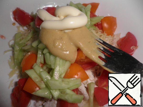 Mix the mayonnaise with the mustard until smooth, season the salad with the resulting sauce, salt, pepper and mix.
