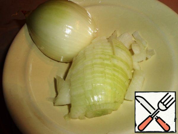 Cut onion into cubes and wash in running water.