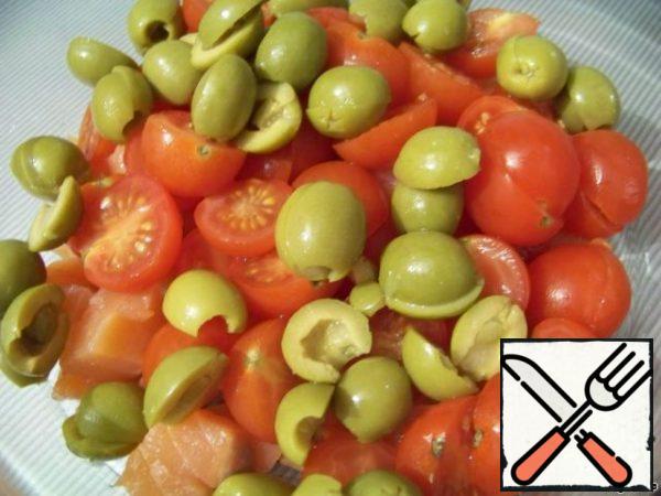 Cherry tomatoes and olives cut into halves. I took olives and lemon and didn't regret it.