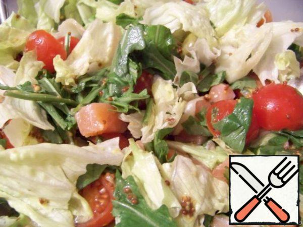 Carefully mix all the products and the dressing. Salads with tender leaves are recommended to mix not with a spoon, but with two forks, very, very carefully.
Part of the salad - without eggs.