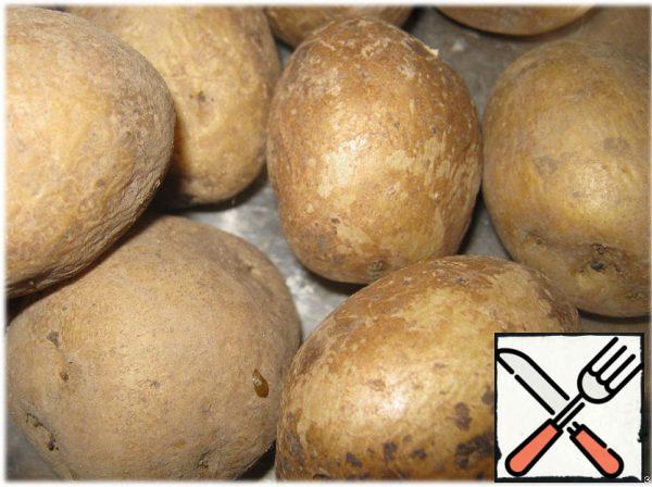 To begin with, we boil potatoes "in uniform". I usually take the smallest tubers for this, wash with a brush and boil for 12-15 minutes, drain the water, and leave the lid open to evaporate the remaining moisture.