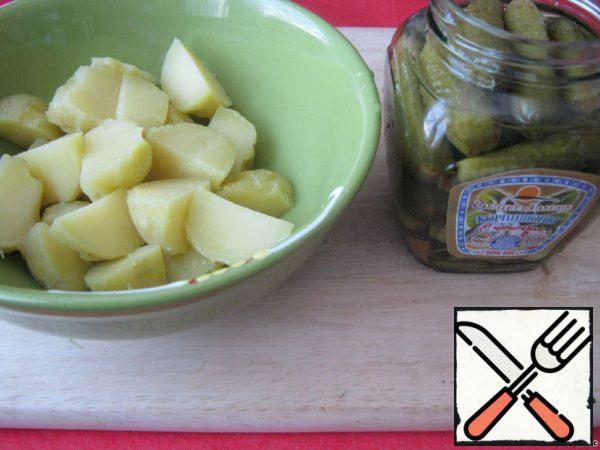 Next, we peel the hot potatoes, cut them into quarters and pour cucumber brine. The original recipe uses pickled cucumbers. I used it in the absence of such a pickle from pickled cucumbers. Leave the potatoes to soak in the brine.