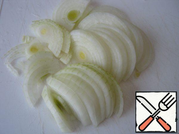 Onions are cleaned and cut into half rings.