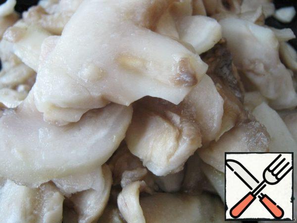 Take any mushrooms and slice them. I've already sliced frozen mushrooms.