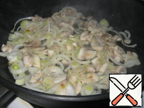 In a pan with vegetable oil, fry the onion, add the mushrooms and fry for about 10 minutes.