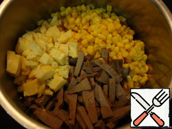 Drain the excess liquid from the corn. Slice the liver and omelet (as you like). Put the liver, omelet and corn in one container.
If desired, sterilized mushrooms can also be added to the salad. Believe me, it will be very tasty.