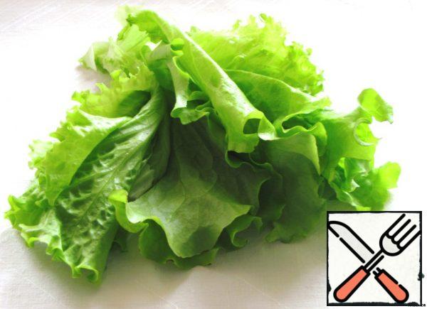 Actually writing takes longer than cooking)
Everything is elementary simple! We will need a large bunch of salad, the most common, which is sold in any supermarket.
For a family of 4 people, the 1st bundle is enough.Wash the lettuce leaves and dry them with a towel.