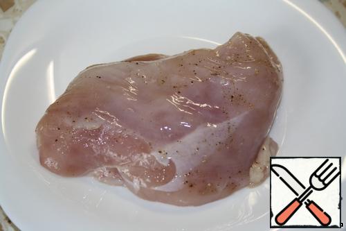 Season the chicken/Turkey fillet with salt and season just before roasting. Fry on both sides in a preheated frying pan with oil. Fry at a high temperature, then remove from the stove, cover and allow to cool so that the meat remains juicy.
Then cut the meat into small, thin pieces.