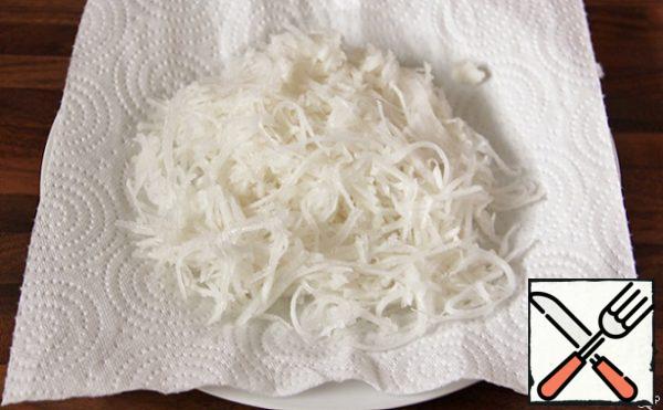 Peel the turnips and grate them on a grater for Korean carrots. Add salt and place on a paper towel for 20 minutes.