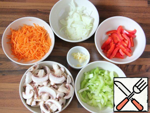 Onion cut into quarter rings, peeled mushrooms-plates, bell pepper-strips. Grate the carrots on a Korean carrot grater, cut the celery sprigs into small pieces. Squeeze the garlic on the garlic press.