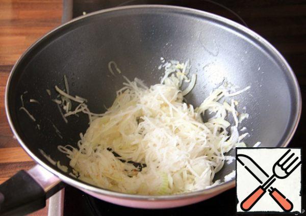 Squeeze the turnip a little. In a wok or large frying pan, heat the oil and fry the turnips, onions and garlic for 3 minutes over medium heat.