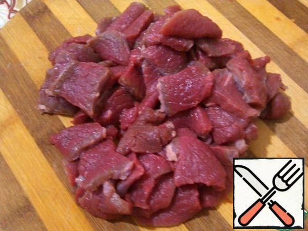 Cook meat and vegetables separately.
Cut the meat along the fibers into thin long strips and fry in preheated oil (5-7 minutes).