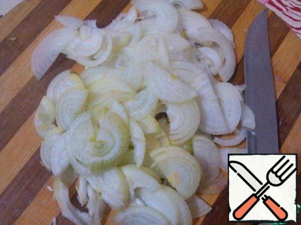 Cut the onion into thin half-rings and fry until slightly Golden.