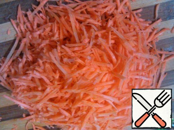 Thin and long chop the carrots. If there is a Korean grater, you can grate on it.