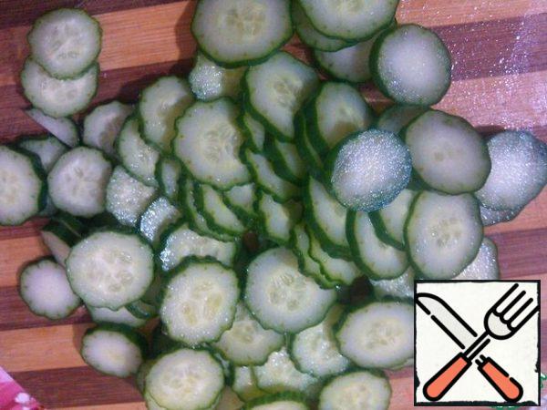 Cut the cucumbers into thin slices and fry a little in oil (2 minutes).