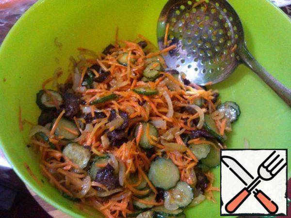 Mix all the fried vegetables and meat in a non-oxidizing dish, sprinkle with vinegar essence and immediately mix well.