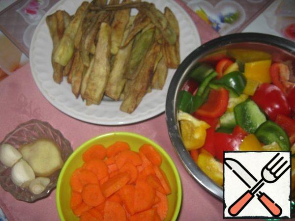 Prepare the vegetables. Chop the pepper coarsely, carrots - in half rings, garlic and ginger chop with a knife.