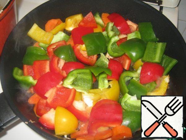 Add the bell pepper, mix everything and fry for a few minutes. I like the vegetables to stay a little crunchy.