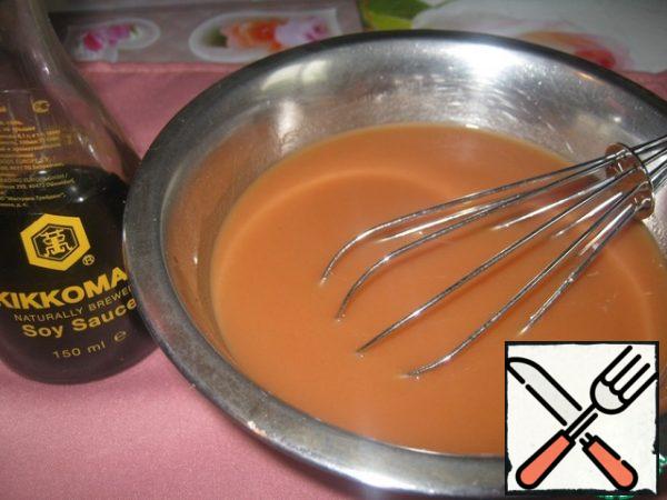 Prepare the sauce. Mix in a bowl of cold water, starch, soy sauce Kikkoman, sugar, vinegar, ketchup (you can take tomato paste 1 tablespoon), mix everything.