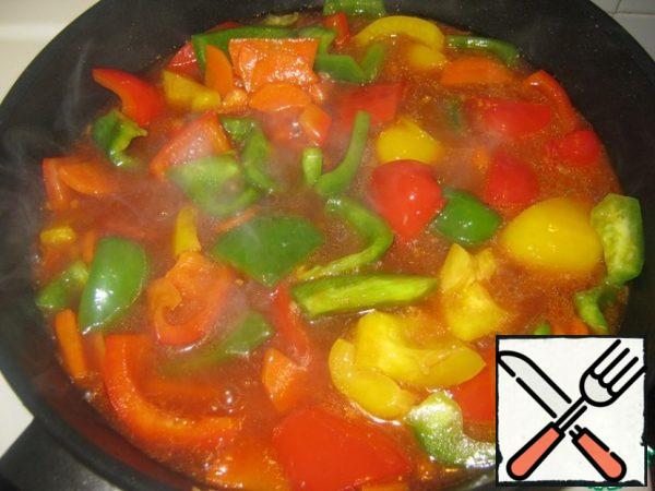 Pour the sauce into the pan with the vegetables and mix. As soon as the sauce thickens, turn off the fire.