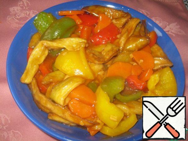 Eggplant with vegetables in sweet and sour sauce is ready.