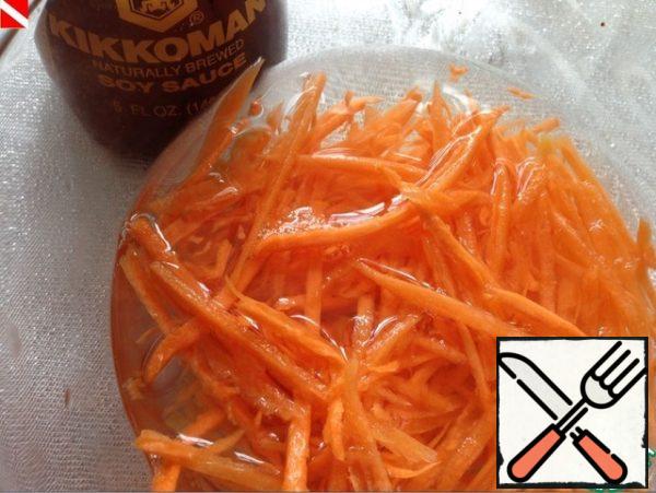 I indicated the time of preparation of the salad, taking into account that the breast is already ready.
Grate the carrots on a Korean carrot grater and lower them for 10 minutes in very cold water. The carrots will become very juicy and crispy.